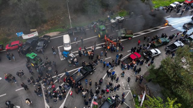 Οι επαναστατημένοι αγρότες φέρνουν σε θέση άμυνας την κυβέρνηση – Εξετάζονται πρόσθετα μέτρα στήριξης