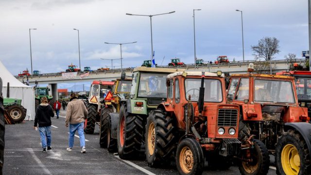 Ανυποχώρητοι οι αγρότες: Έκλεισαν την Εθνική Αθηνών Λαμίας στο Μπράλο – «Ήρθαμε για να μείνουμε»