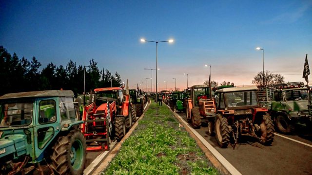 Μπλόκα αγροτών: Στρατοπέδευσαν στο μπλόκο της Νίκαιας -Σκέψεις να κλείσουν τα λιμάνια της Θεσσαλονίκης και του Βόλου
