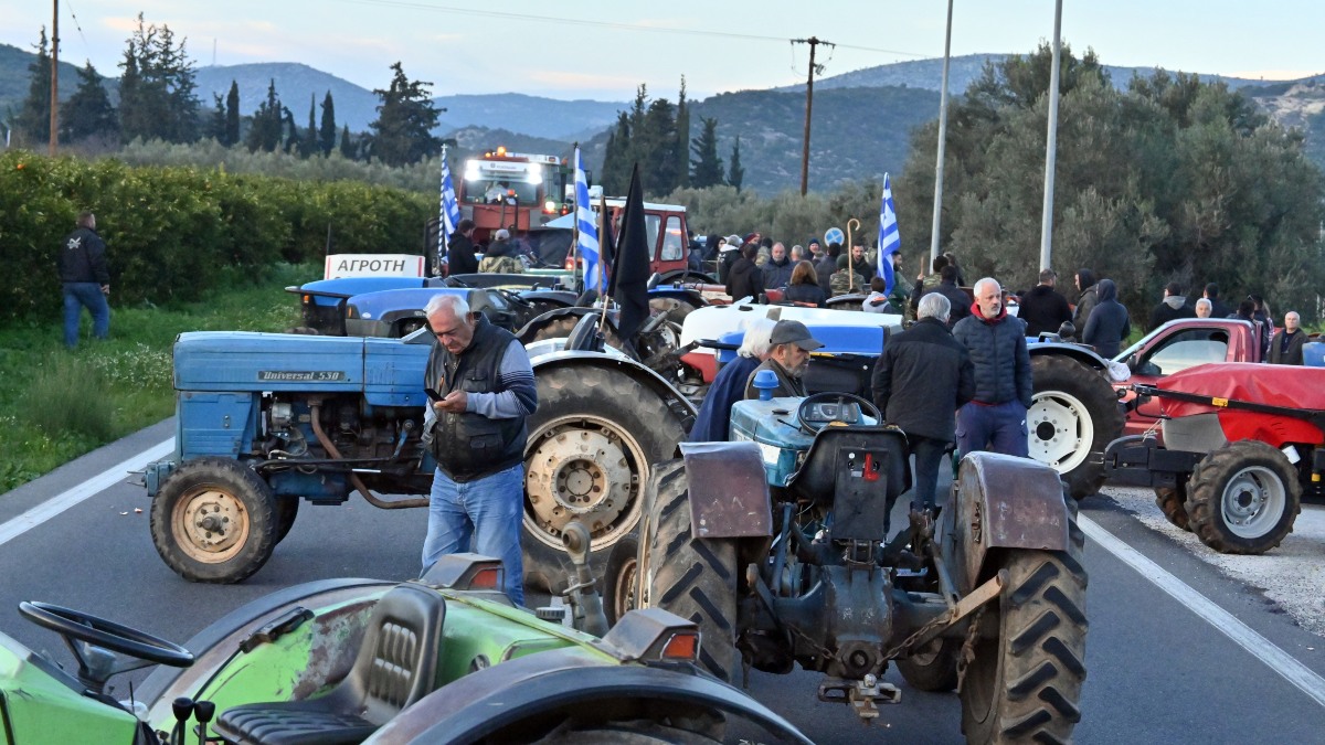 Με ενσυναίσθηση αλλά μέχρι τέλους οι αγρότες: Ανοίγουν διόδια, παραμένουν τα μπλόκα