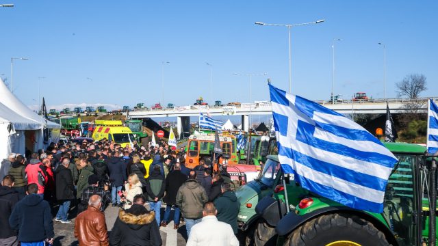 Ακάθεκτοι οι αγρότες: Έκλεισαν παρακαμπτήριες σε Μπράλο και Νίκαια, αποκλεισμένη η Ιόνια Οδός