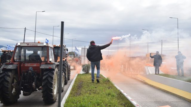 Πυκνώνουν τα μπλόκα οι αγρότες: Χιλιάδες τρακτέρ σε όλη τη χώρα, αποκλεισμοί λιμανιών και αεροδρομίων