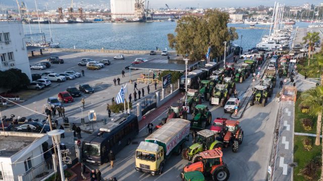 Μπλόκα αγροτών στον Βόλο: Έφτασαν τα πρώτα τρακτέρ για τον αποκλεισμό του λιμανιού – Ισχυρή αστυνομική παρουσία