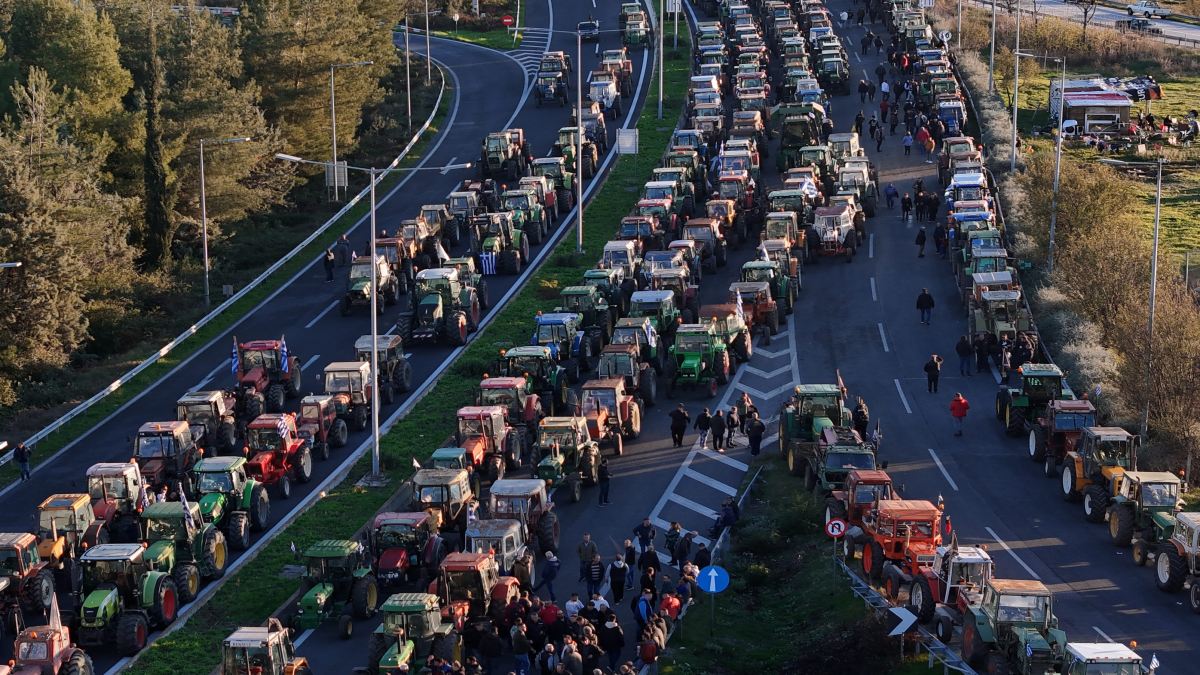 Οι αγρότες στους δρόμους: Έναρξη των μπλόκων με τραυματισμούς και συλλήψεις