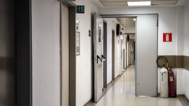 Αίγιο: «Με βάραγε για 20 λεπτά επειδή δεν του άρεσε η μούρη μου», είπε ο γιατρός που γρονθοκοπήθηκε από ασθενή-πυγμάχο