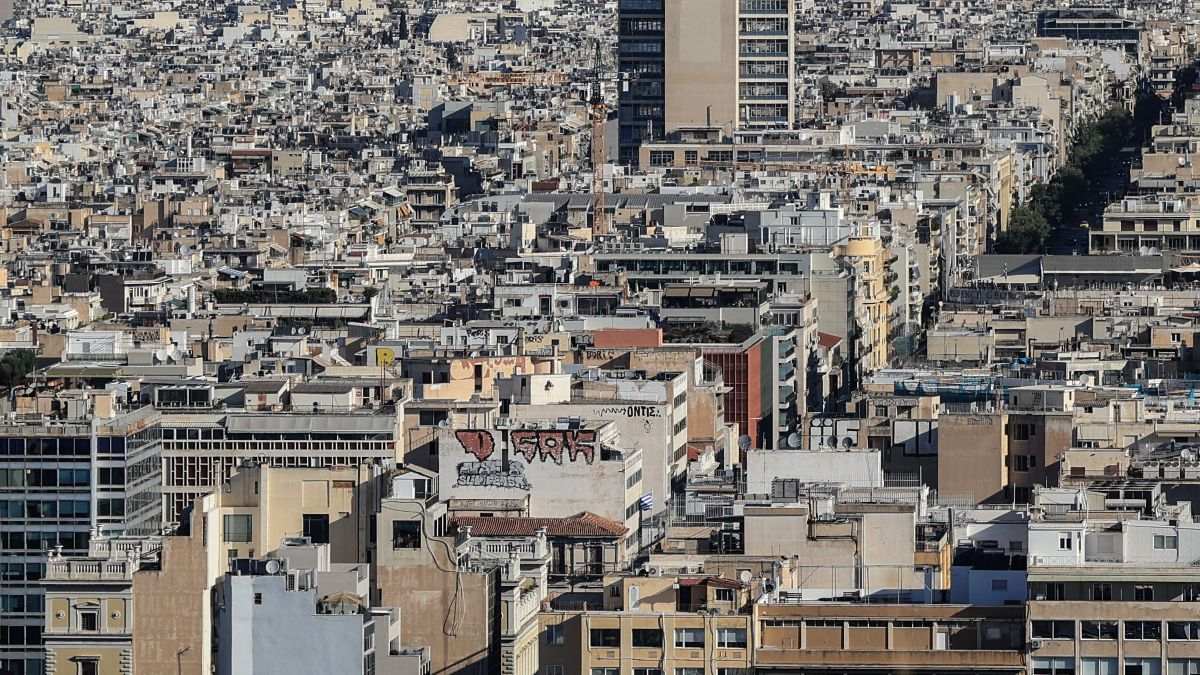 Ακίνητα 2026: Η «ακτινογραφία» της αγοράς – Βουτιά στις αγοραπωλησίες, «πάρτι» στις γονικές παροχές και οι περιοχές που οι τιμές «καίνε»