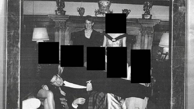 Φωτογραφία – σοκ: Ο έκπτωτος πρίγκιπας Άντριου ξαπλωμένος στα πόδια πέντε γυναικών – Και η συνεργός του Έπσταϊν μαζί του