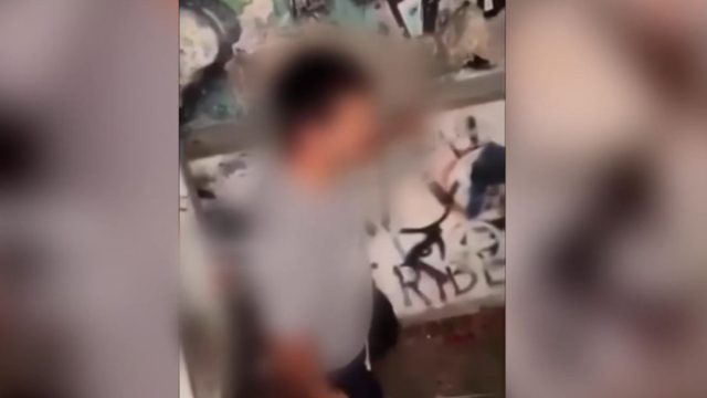 «Νόμιζα ότι δουλεύει ντελίβερι» λέει η μητέρα 16χρονου που ξυλοκοπούσαν για να διακινεί ναρκωτικά