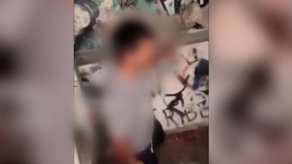 «Νόμιζα ότι δουλεύει ντελίβερι» λέει η μητέρα 16χρονου που ξυλοκοπούσαν για να διακινεί ναρκωτικά