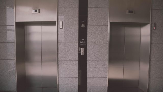 Ιλίσια: Συντηρητής ασανσέρ τραυματίστηκε σοβαρά σε σούπερ μάρκετ – Εγκλωβίστηκε γυναίκα και στην Καλλιθέα