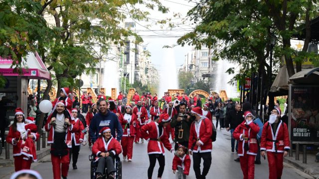 Athens Santa Run 2025: Πάνω από 1.000 Άγιοι Βασίληδες ξεχύθηκαν στο κέντρο της Αθήνας