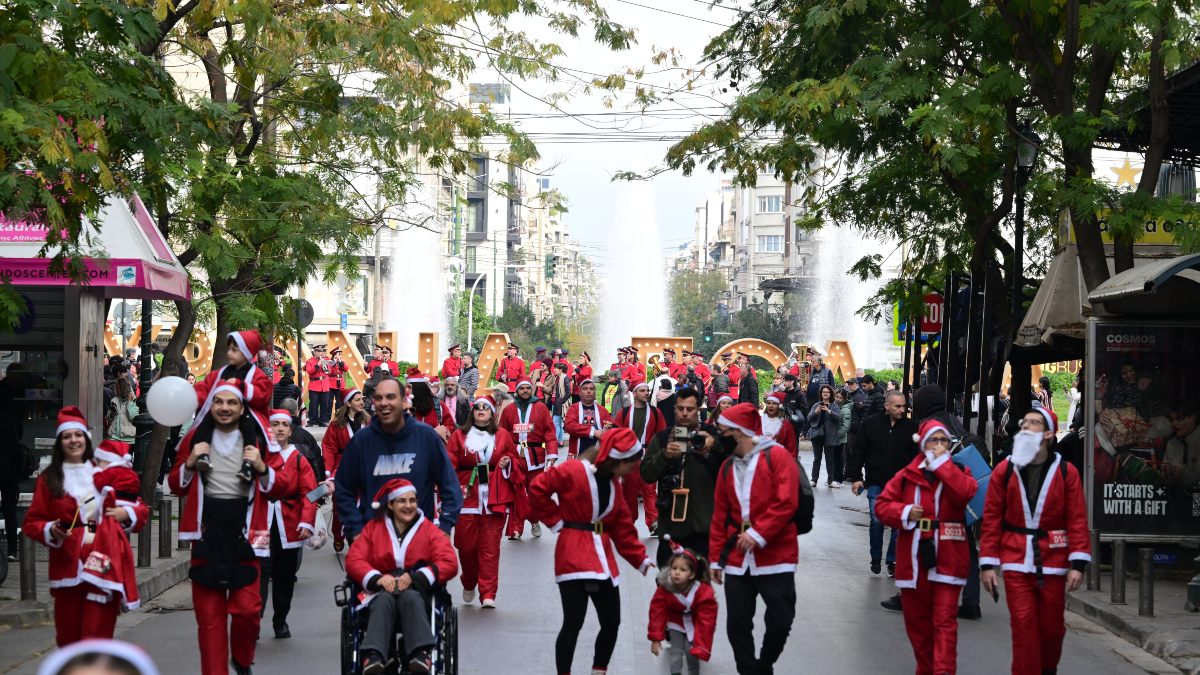 Athens Santa Run 2025: Πάνω από 1.000 Άγιοι Βασίληδες ξεχύθηκαν στο κέντρο της Αθήνας