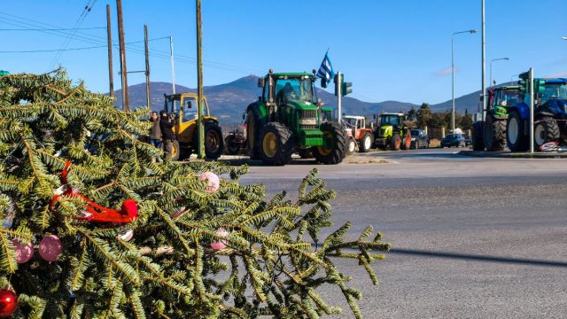 Κλειστή η Εθνική στο Μαρτίνο λόγω αγροτικών μπλόκων – Η Δημογλίδου για την επιστροφή των εκδρομέων