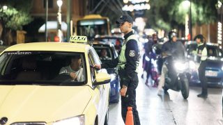 Αττική: Οδηγός «παράτησε» Lamborghini σε στάση λεωφορείου για να γλιτώσει το μπλόκο της Τροχαίας