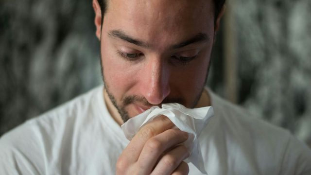 Μπουκωμένη μύτη: Αναπνεύστε πιο εύκολα με μια απλή μέθοδο – Την προτείνουν οι ειδικοί