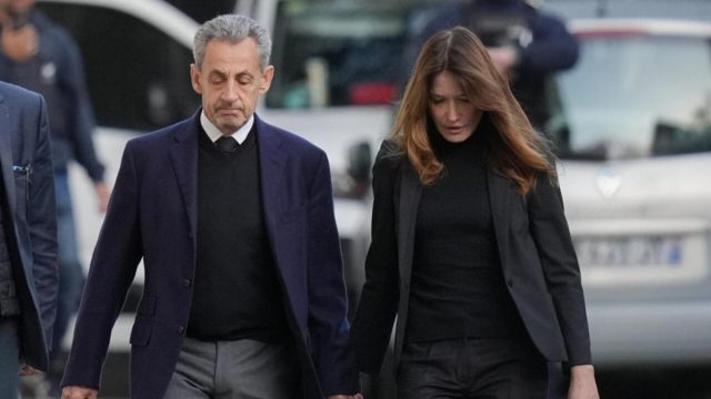 «Κακοπερνάει» μετά τη φυλακή ο Νικολά Σαρκοζί: Απολαμβάνει τις διακοπές του στη Γουαδελούπη με την Κάρλα Μπρούνι