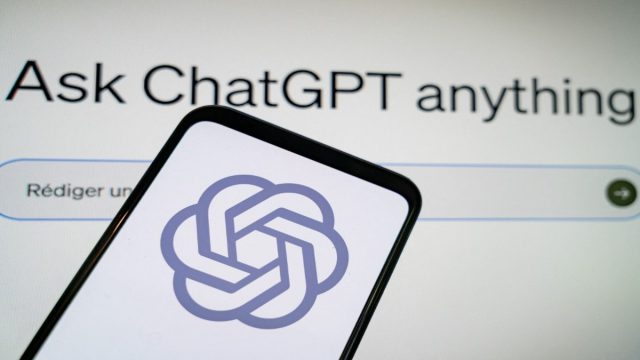 Aπό συγγραφή στίχων σε startups: Ποιες είναι οι κορυφαίες κατηγορίες και ερωτήσεις που αναζητήθηκαν στο ChatGPT το 2025