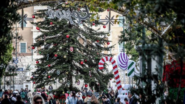 Εορταστικό ωράριο Χριστουγέννων 2025: Πότε ξεκινά και ποιες Κυριακές θα είναι ανοιχτά τα καταστήματα