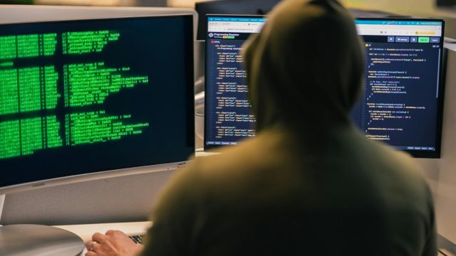 49χρονος στο διαδίκτυο εξυμνούσε την κακοποίηση γυναικών και έβαλε άνθρωπο να αυτοκτονήσει – Σχηματίστηκαν δικογραφίες εις βάρος του