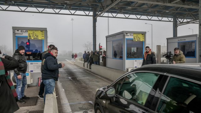 Οι επαναστατημένοι αγρότες σηκώνουν ξανά τις μπάρες των διοδίων – Παραμένουν στα μπλόκα, νέα σύσκεψη σήμερα