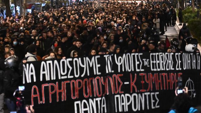 Σε εξέλιξη το συλλαλητήριο για τη δολοφονία Γρηγορόπουλου: Ποιοι δρόμοι είναι κλειστοί – 2 συλλήψεις