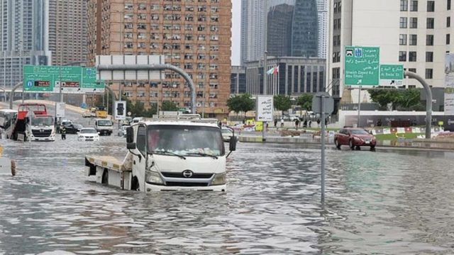 Η κακοκαιρία «σαρώνει» Ντουμπάι και Εμιράτα: Πλημμύρες στους δρόμους και ακυρώσεις πτήσεων