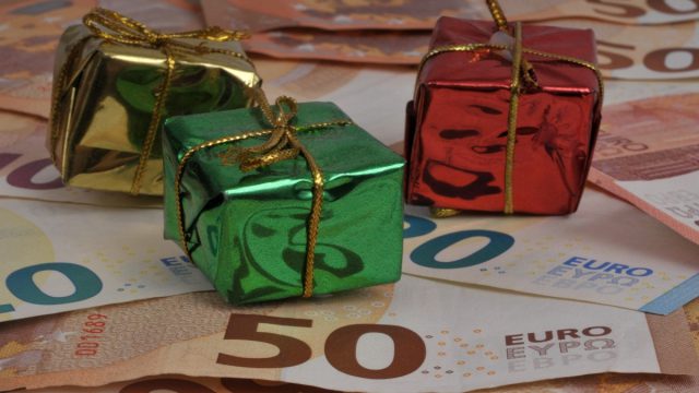 Έρχεται νωρίτερα το δώρο Χριστουγέννων 2025: Ημερομηνίες, τρόπος υπολογισμού και δικαιώματα εργαζομένων στον ιδιωτικό τομέα