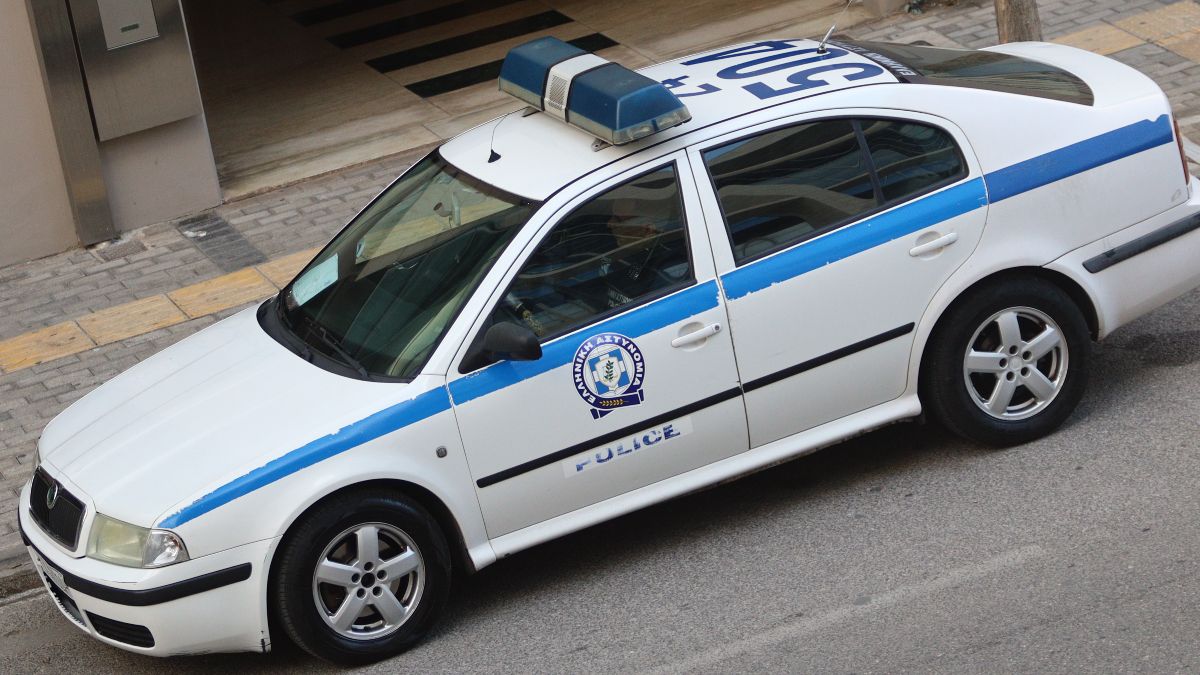 Χειροπέδες σε πέντε Πακιστανούς – Έβαζαν ανήλικους να πωλούν λαθραία τσιγάρα
