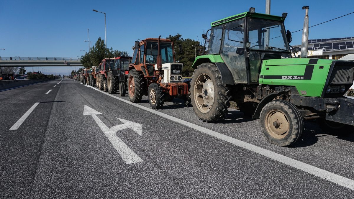 Επιστροφή εκδρομέων με χάος στους δρόμους: Κυκλοφοριακό κομφούζιο στο Μαρτίνο – Οι αγρότες ανοίγουν διόδια και συνεχίζουν τα μπλόκα