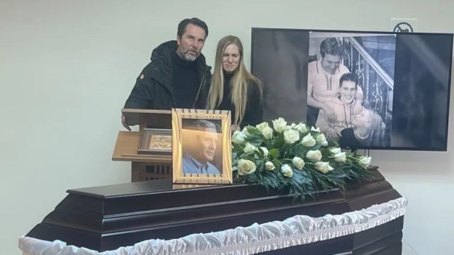 Το συγκινητικό τελευταίο «αντίο» στον Αλμπέρτο Εσκενάζυ – Τον αποχαιρέτησαν με το τραγούδι «Του Αιγαίου τα μπλουζ»