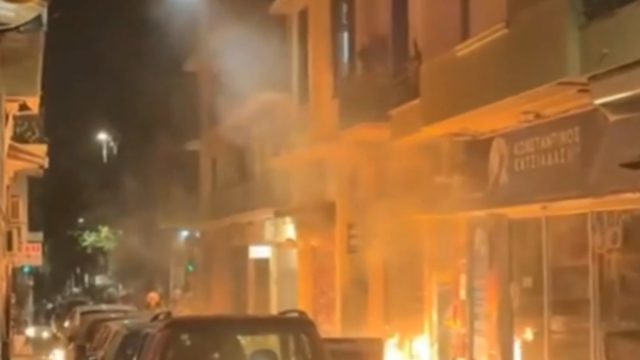 Πεδίο μάχης τα Εξάρχεια: Ρίψεις μολότοφ και χημικών, πέτρες στη Χαριλάου Τρικούπη