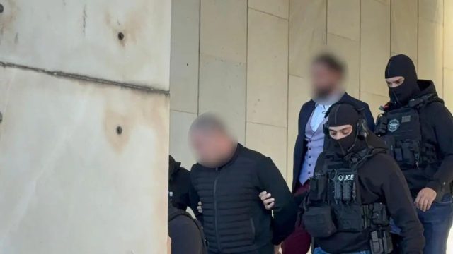 Στην Ευελπίδων οι δύο συλληφθέντες για τη διπλή δολοφονία στη Φοινικούντα – «Η ψυχολογική κατάστασή του είναι άθλια»