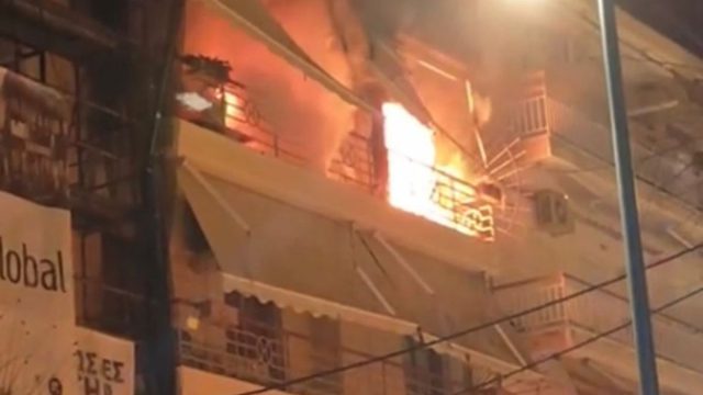 Τούμπα Θεσσαλονίκης: Νεκρή η γιαγιά των τριδύμων που μεταφέρθηκε στο νοσοκομείο μετά τη φωτιά