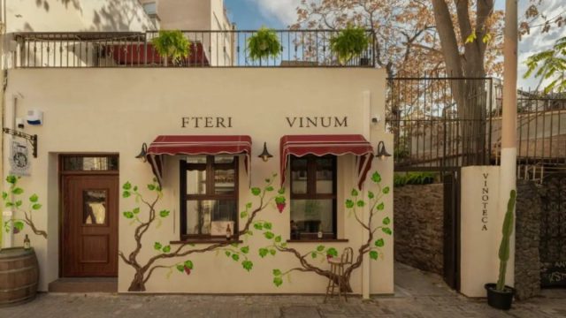 Fteri Vinum Vinoteca: Uncork the magic σε ένα νεοκλασικό οινικό «καταφύγιο» στου Ψυρρή