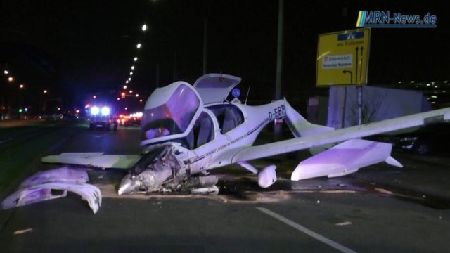 Γερμανία: Μονοκινητήριο αεροσκάφος έκανε αναγκαστική προσγείωση και συνετρίβη στη μέση του δρόμου