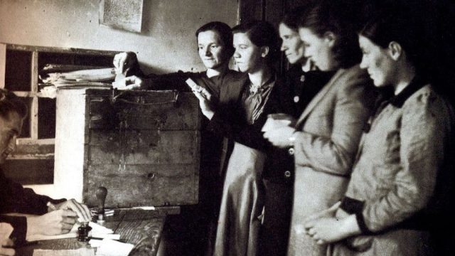 Σαν σήμερα, 28 Δεκεμβρίου 1919: Οι Ελληνίδες διεκδικούν ψήφο για πρώτη φορά
