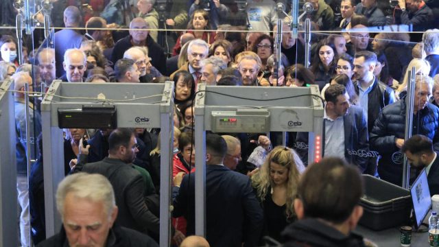 Μεγάλη προσέλευση στο Παλλάς για την παρουσίαση της «Ιθάκης» του Τσίπρα: Ποιοι παρευρέθηκαν – Δείτε live την εκδήλωση