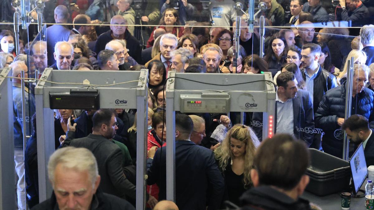 Μεγάλη προσέλευση στο Παλλάς για την παρουσίαση της «Ιθάκης» του Τσίπρα: Ποιοι παρευρέθηκαν – Δείτε live την εκδήλωση