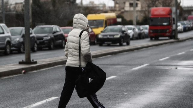 Καιρός σήμερα 10/12: Κρύο, τοπικές βροχές και υγρασία – Πού θα φτάσει η θερμοκρασία σύμφωνα με Αρνιακό και Μαρουσάκη