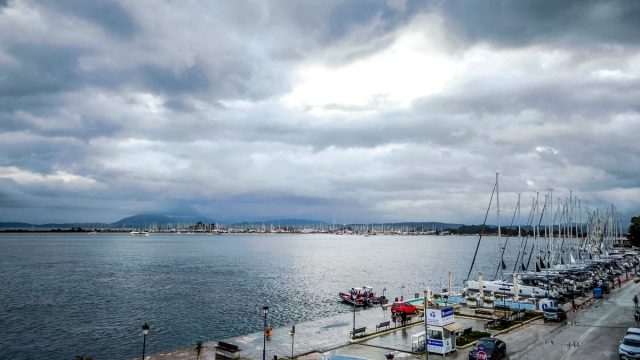 Καιρός 8/12: Με συννεφιά και βροχές ξεκινάει η εβδομάδα – Η εκτίμηση Αρναούτογλου και Μαρουσάκη