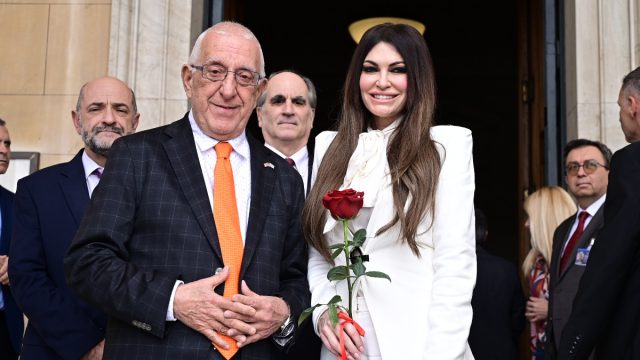 Ο Νικήτας Κακλαμάνης έδωσε κόκκινο τριαντάφυλλο στην Κίμπερλι Γκίλφοϊλ