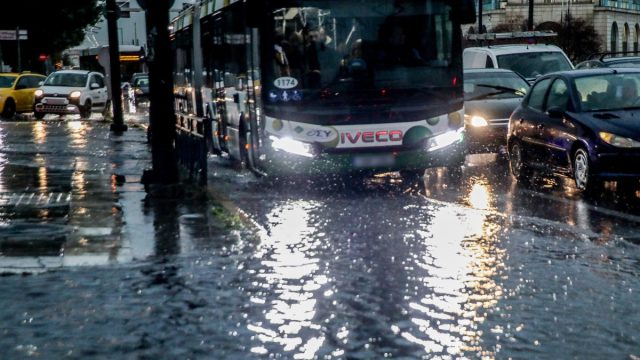 Κακοκαιρία: Διακοπή κυκλοφορίας στην Πειραιώς λόγω συσσώρευσης υδάτων – Ουρές χιλιομέτρων στην Αττική
