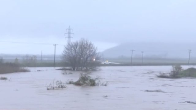 «Φούσκωσαν» Πηνειός και Ενιπέας, «112» σε χωριά της Λάρισας – Πώς θα κινηθεί η κακοκαιρία Byron