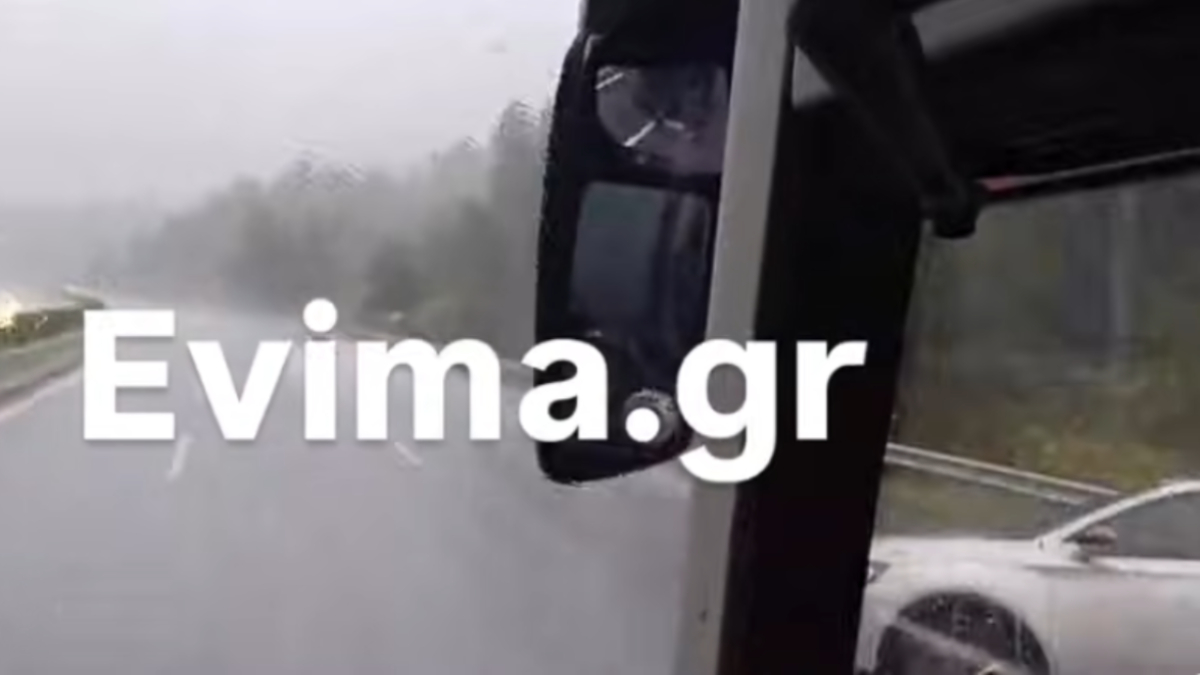 Σοκαριστικό βίντεο: Τρελή πορεία ΙΧ στην Αθηνών-Λαμίας εν μέσω βροχής – Συγκρούστηκε με λεωφορείο