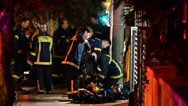Τραγωδία στην Καλλιθέα: Πώς ξέσπασε η φωτιά στο διαμέρισμα – Απανθρακωμένοι δύο άνδρες, εκτεταμένες ζημιές
