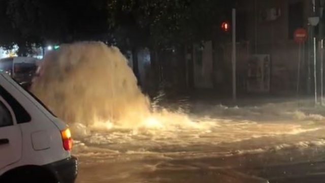 Καλλιθέα: Η απάντηση του δήμου για το «σιντριβάνι» στην οδό Σκρα – Φταίει έργο που μπλόκαρε ο δήμος Μοσχάτου