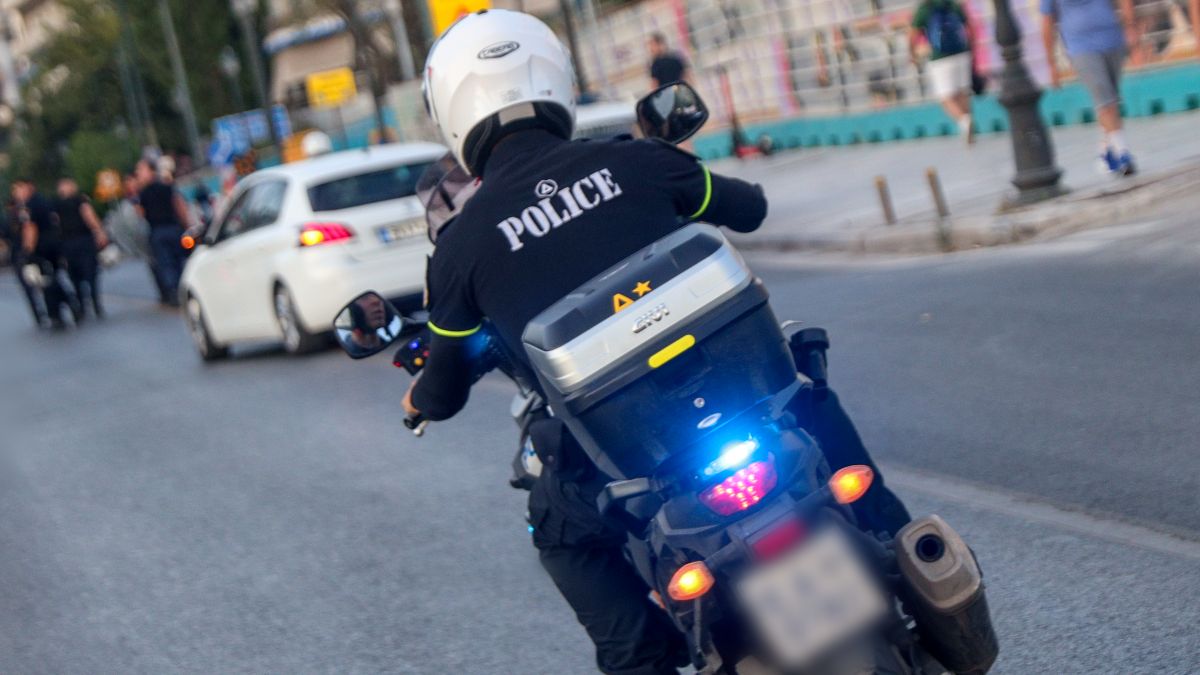 Κατάπιε τα ναρκωτικά, κλώτσησε τους αστυνομικούς – Επεισοδιακή σύλληψη 49χρονου που πουλούσε ηρωίνη και στο Λιμενικό