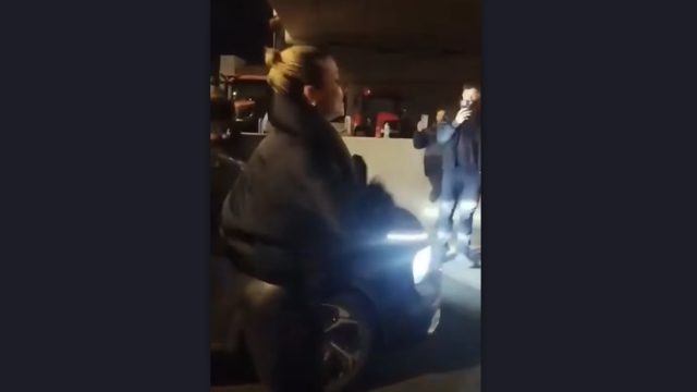 Επώνυμες κυρίες στα μπλόκα των αγροτών: Τραγούδησαν και ανέβηκαν σε τρακτέρ