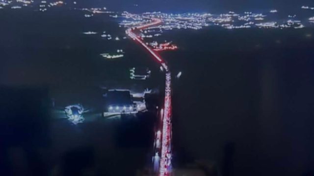 Μπλόκα αγροτών: Ανοίγουν δύο λωρίδες, ουρές σε παράδρομους – Ξινές οι διακοπές των Χριστουγέννων