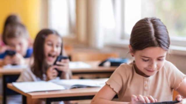 Τα παιδιά που έχουν κινητό πριν από τα 12 κινδυνεύουν από 3 προβλήματα υγείας